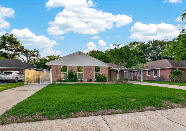 2nd image of 11206 Huggins Dr, Houston, TX 77035 | MLS# 88495605