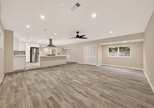 3rd image of 11206 Huggins Dr, Houston, TX 77035 | MLS# 88495605