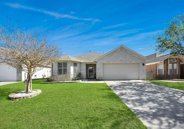 Photo 1 of Single family home for sale at 33 Clara Barton Ln, Galveston, TX 77551 | MLS# 35905169 | Listing updated on 2026-09-16
