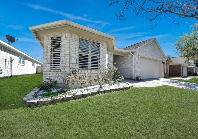 Photo 3 of Single family home for sale at 33 Clara Barton Ln, Galveston, TX 77551 | MLS# 35905169 | Listing updated on 2026-09-16