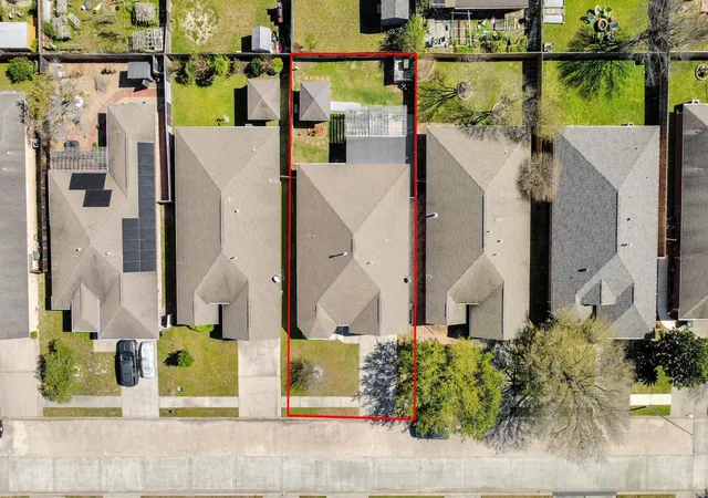 Photo 3 of Single family home for sale at 33 Clara Barton Ln, Galveston, TX 77551 | MLS# 35905169 | Listing updated on 2026-09-16