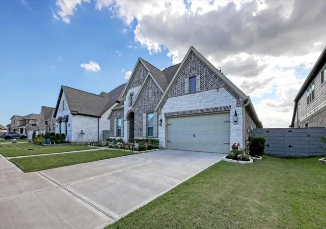 Photo 2 of Single family home for sale at 4718 Birch Knoll Trl, Manvel, TX 77578 | MLS# 25318946 | Listing updated on 2026-08-20