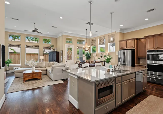 Photo 3 of Single family home for sale at 8222 Merlot Ln, Houston, TX 77055 | MLS# 43289151 | Listing updated on 2026-08-18