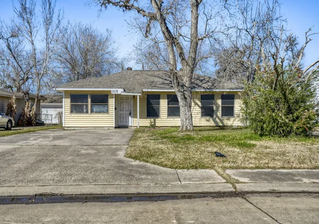1st image of 315 Acacia St, Lake Jackson, TX 77566 | MLS# 20286392