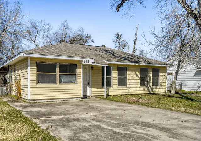 2nd image of 315 Acacia St, Lake Jackson, TX 77566 | MLS# 20286392