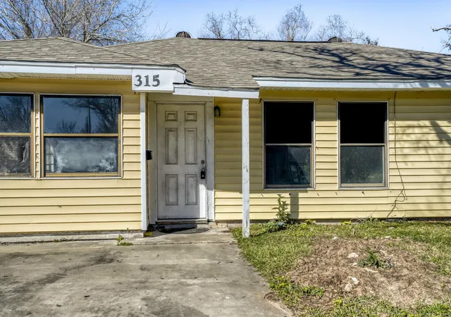 3rd image of 315 Acacia St, Lake Jackson, TX 77566 | MLS# 20286392