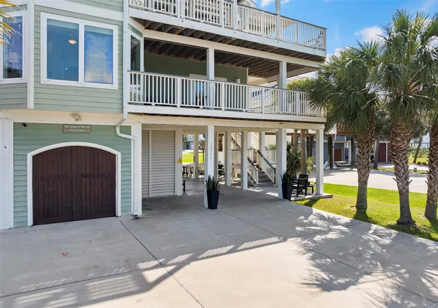 Photo 4 of Single family home for sale at 13951 Pirates Beach Blvd, Galveston, TX 77554 | MLS# 77230616 | Listing updated on 2026-04-15