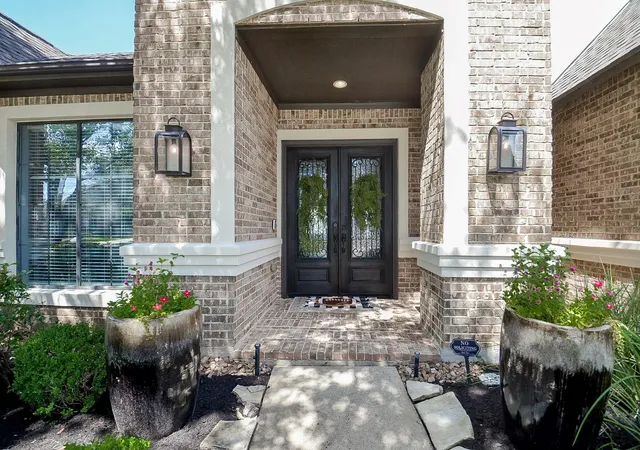 3rd image of 2015 Shadow Bend Dr, Sugar Land, TX 77479 | MLS# 80255343