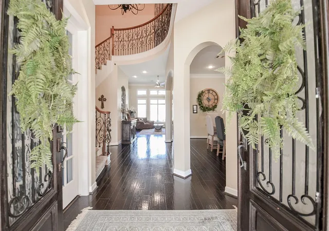 5th image of 2015 Shadow Bend Dr, Sugar Land, TX 77479 | MLS# 80255343