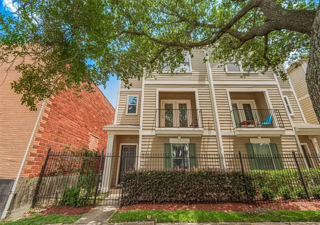 Photo 2 of Townhouse for sale at 1113 Palmer St, Houston, TX 77003 | MLS# 96565785 | Listing updated on 2026-08-06