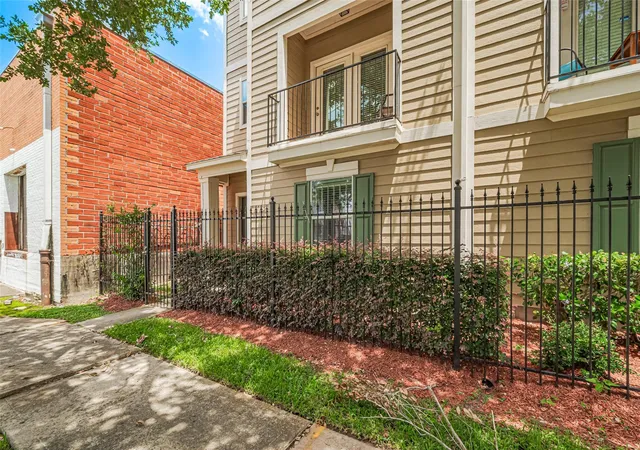 Photo 3 of Townhouse for sale at 1113 Palmer St, Houston, TX 77003 | MLS# 96565785 | Listing updated on 2026-08-06