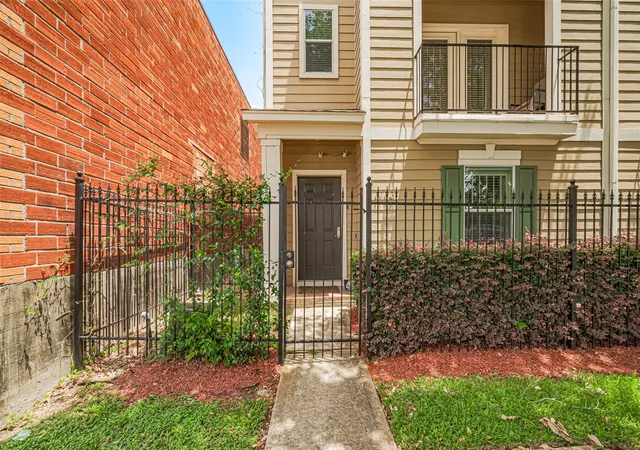 Photo 4 of Townhouse for sale at 1113 Palmer St, Houston, TX 77003 | MLS# 96565785 | Listing updated on 2026-08-06