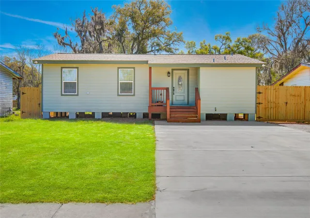 Photo 2 of Sale Pending at 524 Magnolia St, Lake Jackson, TX 77566 | MLS# 65736572 | Listing updated on 2026-10-02