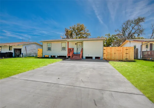 Photo 3 of Sale Pending at 524 Magnolia St, Lake Jackson, TX 77566 | MLS# 65736572 | Listing updated on 2026-10-02