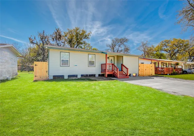 Photo 3 of Sale Pending at 524 Magnolia St, Lake Jackson, TX 77566 | MLS# 65736572 | Listing updated on 2026-10-02