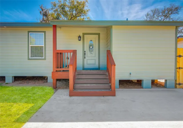Photo 4 of Sale Pending at 524 Magnolia St, Lake Jackson, TX 77566 | MLS# 65736572 | Listing updated on 2026-10-02