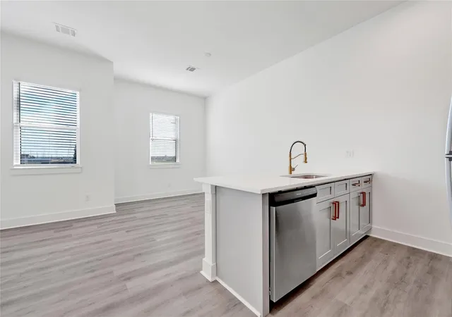 2nd image of 4607 Indie Hts Ln, Houston, TX 77018