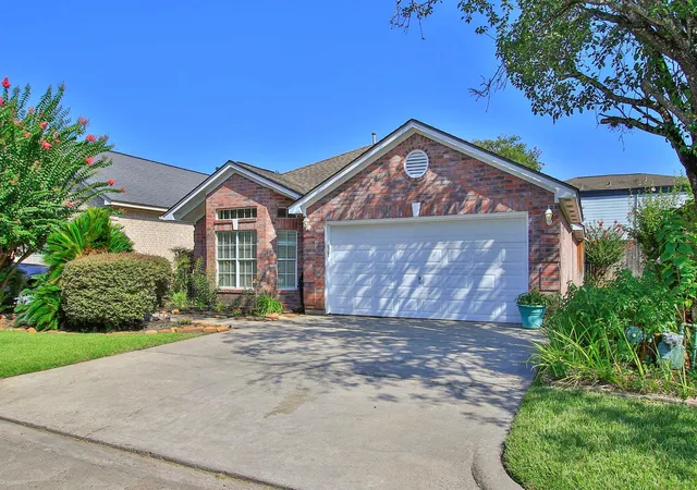 3rd image of 422 Cherry Laurel Dr, Tomball, TX 77375 | MLS# 77297189