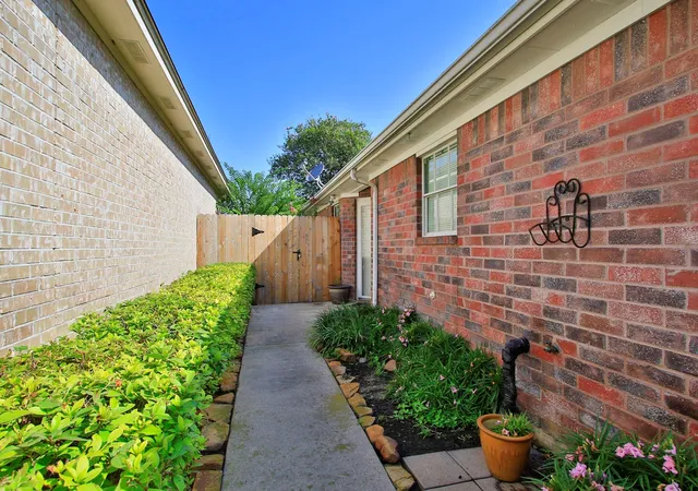 4th image of 422 Cherry Laurel Dr, Tomball, TX 77375 | MLS# 77297189