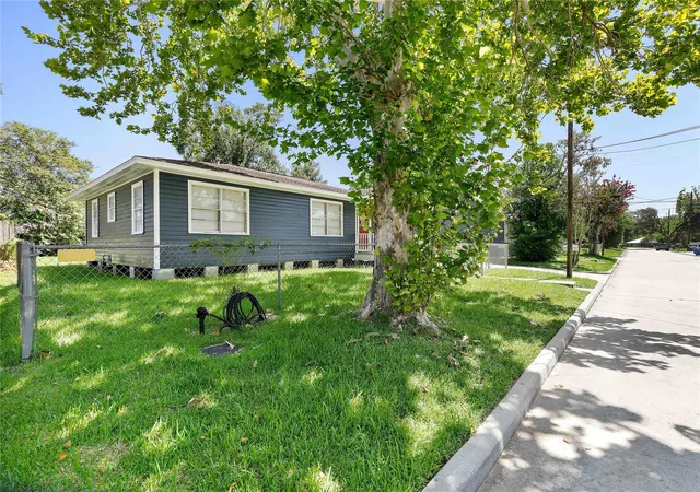 Photo 3 of Single family home for sale at 515 2nd Street, Humble, TX 77338 | MLS# 87670486 | Listing updated on 2026-09-15