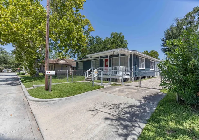 Photo 4 of Single family home for sale at 515 2nd Street, Humble, TX 77338 | MLS# 87670486 | Listing updated on 2026-09-15
