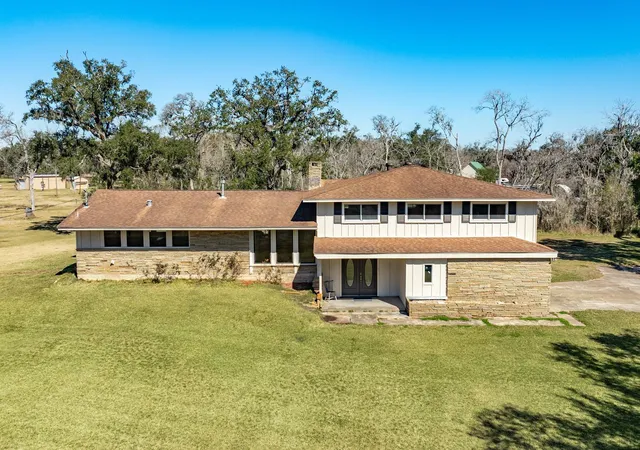 Homes for sale in Lake Jackson, TX | 504 W Hwy 332 W, Lake Jackson, TX 77566 | MLS# 36683632