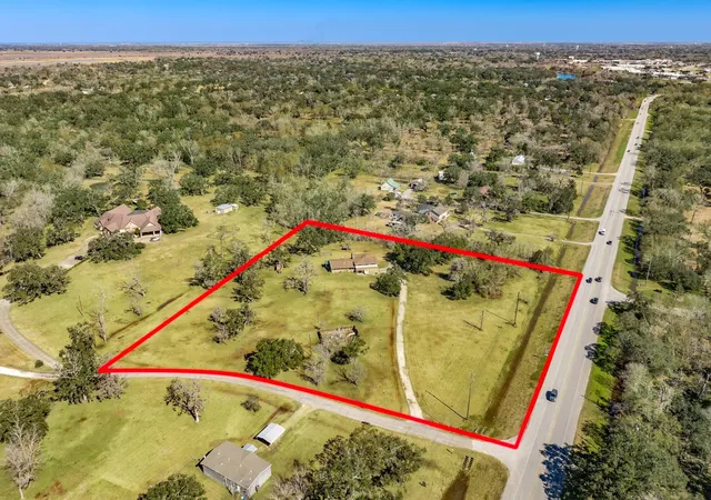 3rd image of 504 W Hwy 332 W, Lake Jackson, TX 77566 | MLS# 36683632