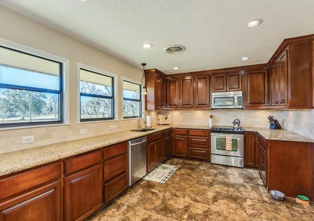 5th image of 504 W Hwy 332 W, Lake Jackson, TX 77566 | MLS# 36683632