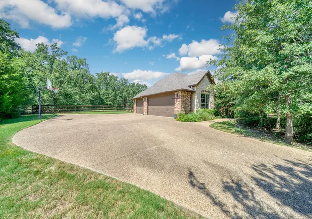 Photo 4 of Sale Pending at 18580 Kiowa Cvs, College Station, TX 77845 | MLS# 14469118 | Listing updated on 2026-09-27