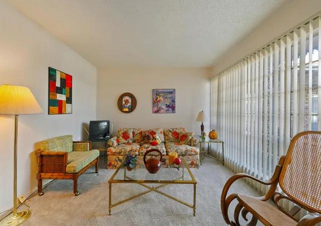 Listing Photo 5 - Condo for sale in building located at 2503 Mccue Rd, Houston, TX 77056 - Unit #36