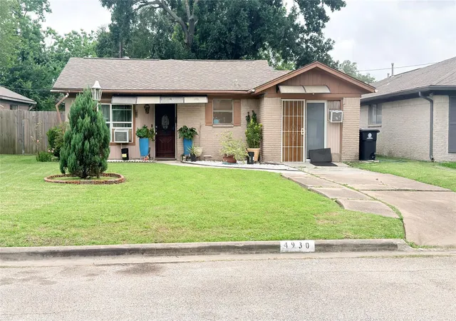 1st image of 4930 Teton St, Houston, TX 77033 | MLS# 92802725