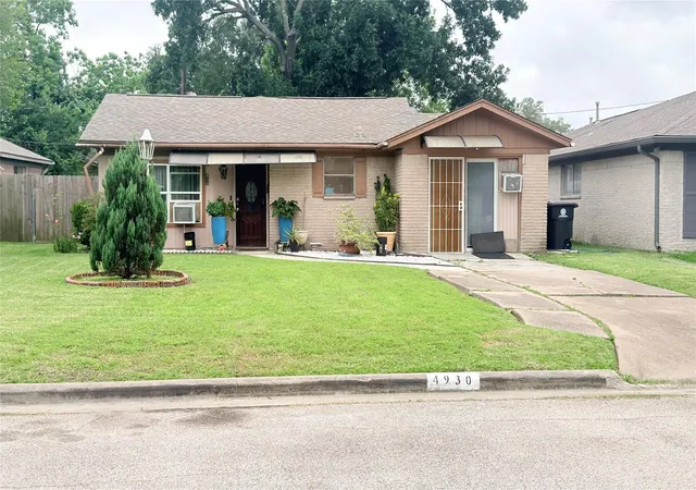 2nd image of 4930 Teton St, Houston, TX 77033 | MLS# 92802725