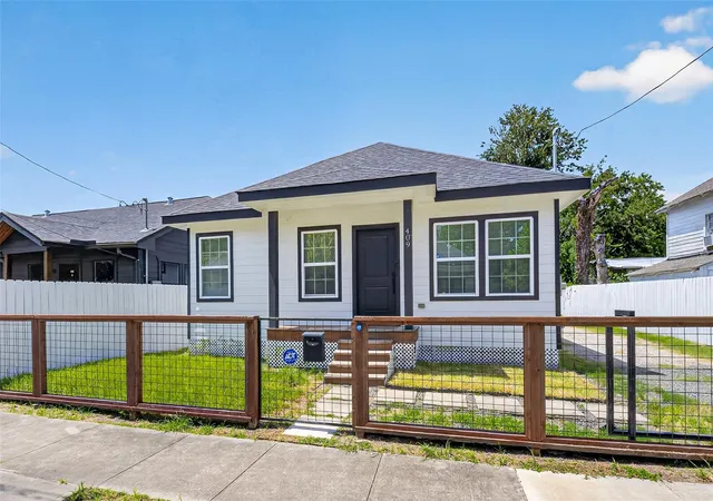Photo 2 of Single family home for sale at 409 Winnie St, Houston, TX 77009 | MLS# 47038980 | Listing updated on 2026-09-20