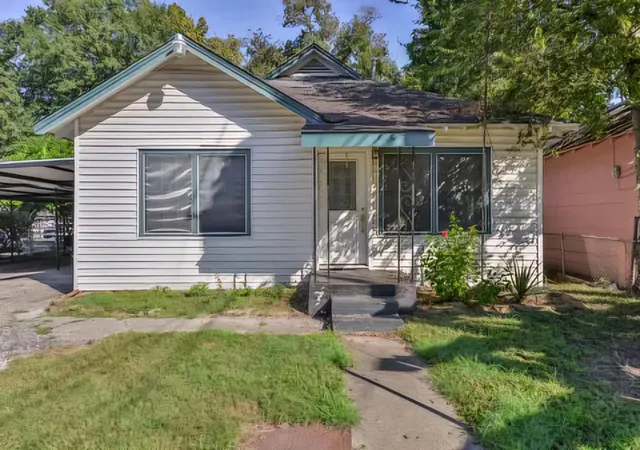 Photo 3 of Single family home for sale at 212 Danna Ln, Houston, TX 77009 | MLS# 41114361 | Listing updated on 2026-09-01