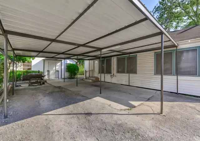 Photo 3 of Single family home for sale at 212 Danna Ln, Houston, TX 77009 | MLS# 41114361 | Listing updated on 2026-09-01
