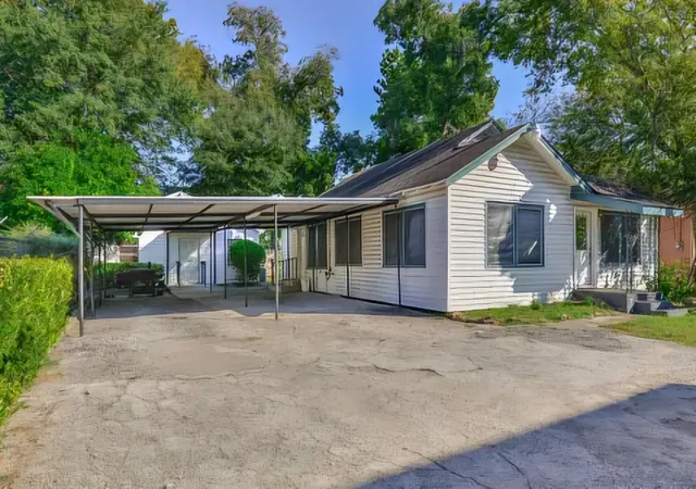 Photo 4 of Single family home for sale at 212 Danna Ln, Houston, TX 77009 | MLS# 41114361 | Listing updated on 2026-09-01