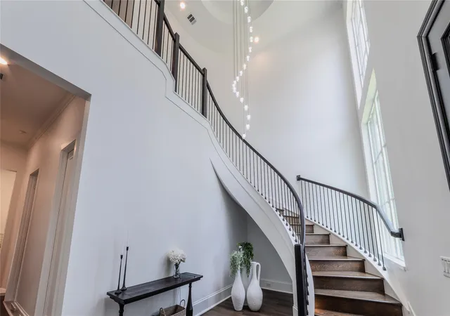Photo 3 of Single family home for sale at 974 W 43rd Street, Houston, TX 77018 | MLS# 57817331 | Listing updated on 2026-07-17