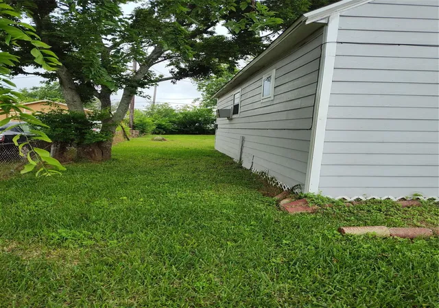 23rd image of 527 W 6th St, Freeport, TX 77541 | MLS# 77878680