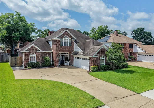 Homes for sale in Sugar Land, TX | 118 Mill Trail Dr, Sugar Land, TX 77498 | MLS# 35255436