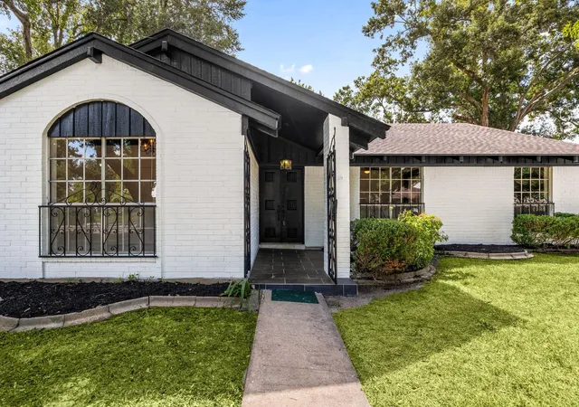 Photo 3 of Single family home for sale at 7231 Ridge Oak Dr, Houston, TX 77088 | MLS# 75571002 | Listing updated on 2026-09-12