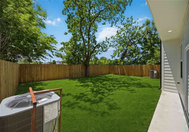3rd image of 4630 Edfield St, Houston, TX 77033