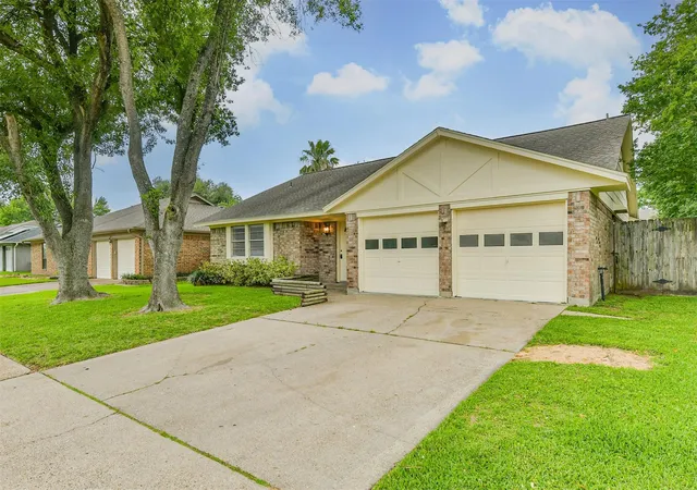 3rd image of 2230 E Clare St, Deer Park, TX 77536 | MLS# 36657408