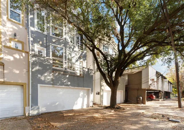 Photo 1 of Townhouse for sale at 204 Marshall St #4, Houston, TX 77006 | MLS# 89360451 | Listing updated on 2026-08-21