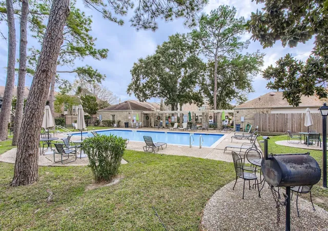 2nd image of 800 Country Pl Dr, Houston, TX 77079