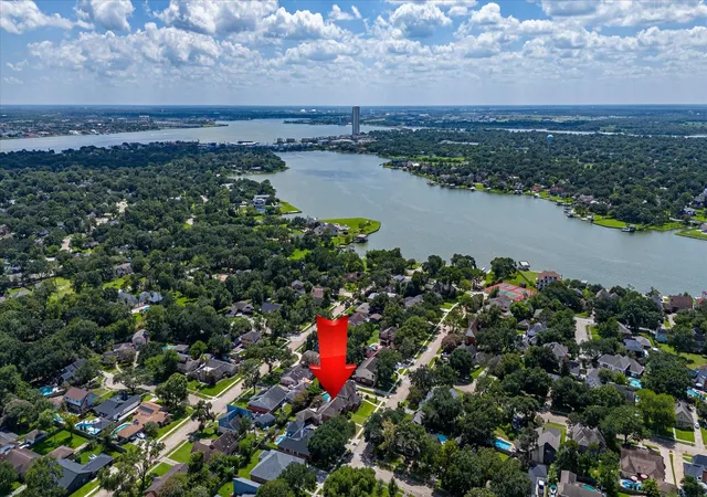 Photo 3 of Single family home for sale at 410 Crestwood Dr, Seabrook, TX 77586 | MLS# 14977233 | Listing updated on 2026-09-16