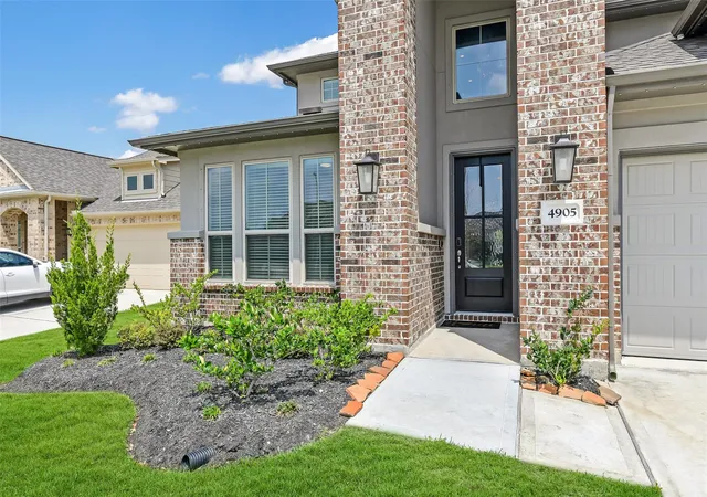 Photo 3 of Single family home for sale at 4905 Finns Landing St, League City, TX 77573 | MLS# 82687485 | Listing updated on 2026-09-17
