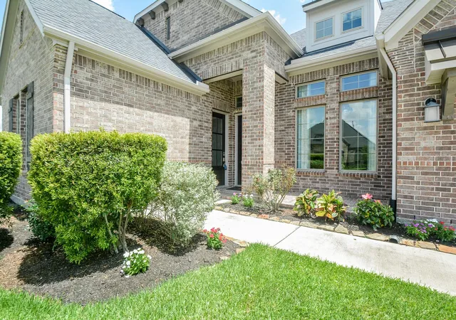 Photo 3 of Sale Pending at 29010 Stratwood Bnd Ln, Katy, TX 77494 | MLS# 69810540 | Listing updated on 2026-09-11