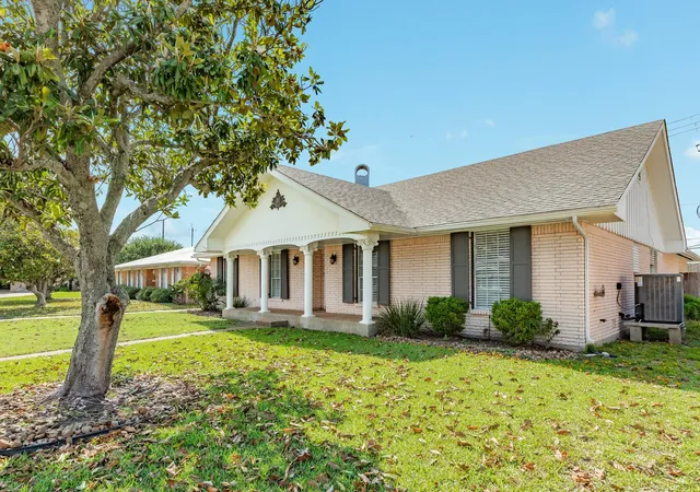 Photo 2 of Single family home for sale at 47 Adler Cir, Galveston, TX 77551 | MLS# 66207119 | Listing updated on 2026-07-29