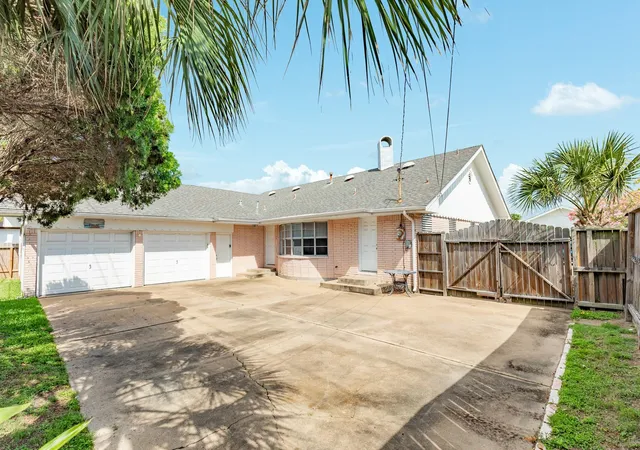 Photo 3 of Single family home for sale at 47 Adler Cir, Galveston, TX 77551 | MLS# 66207119 | Listing updated on 2026-07-29