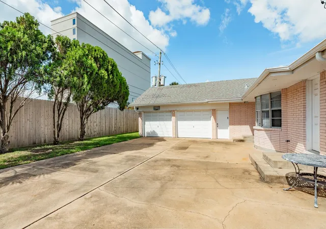 Photo 4 of Single family home for sale at 47 Adler Cir, Galveston, TX 77551 | MLS# 66207119 | Listing updated on 2026-07-29